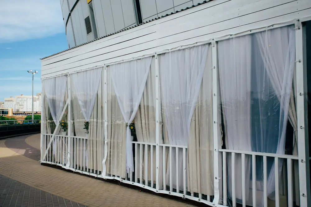 С мягкими окнами, посетители смогут заглянуть на вашу веранду в любую погоду
